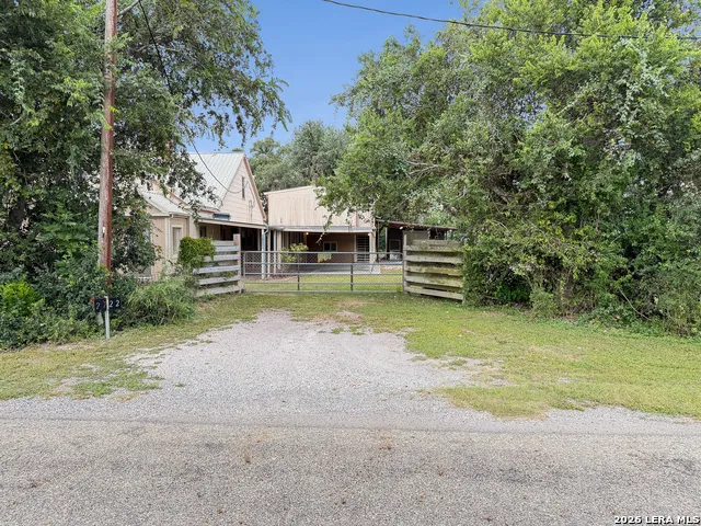 2722 ELLIS RD Beeville, TX 78102