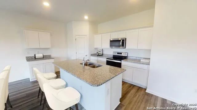 10511 Placeaya Lake Adkins, TX 78101
