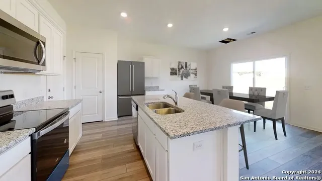 10526 Placeaya Lake Adkins, TX 78101