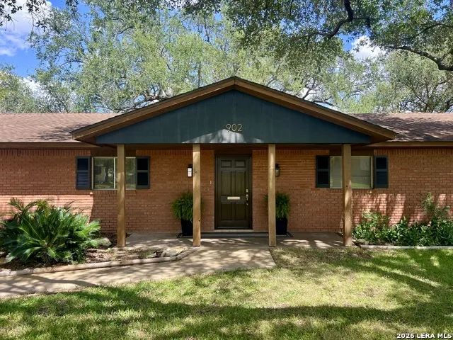 902 Oakridge Dr Pleasanton, TX 78064