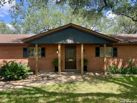 902 Oakridge Dr