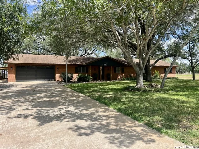902 Oakridge Dr Pleasanton, TX 78064