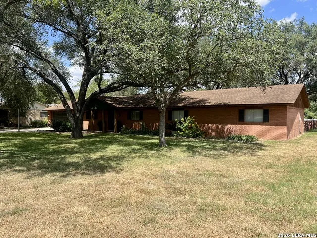 902 Oakridge Dr Pleasanton, TX 78064