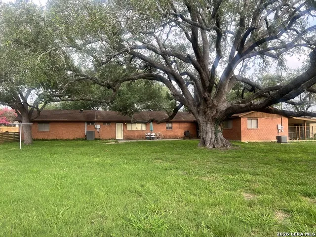902 Oakridge Dr Pleasanton, TX 78064