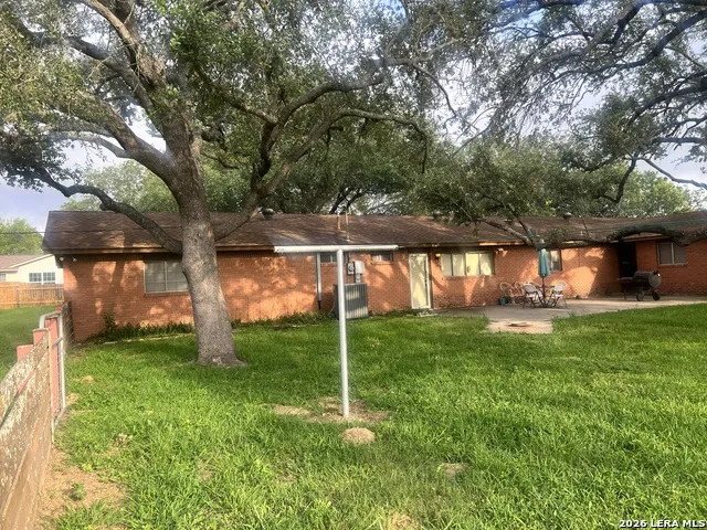 902 Oakridge Dr Pleasanton, TX 78064