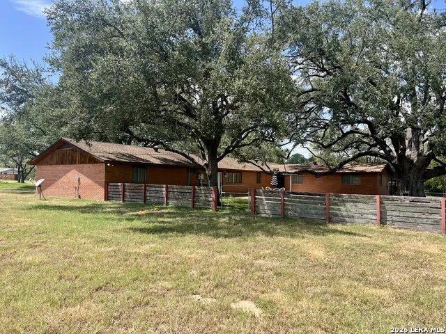 902 Oakridge Dr Pleasanton, TX 78064