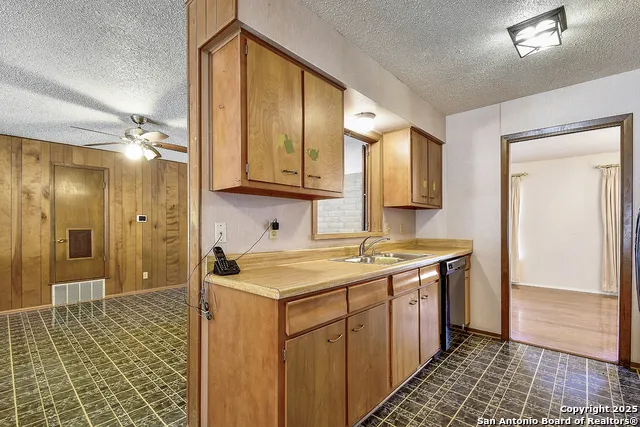 323 Shin Oak Live Oak, TX 78233