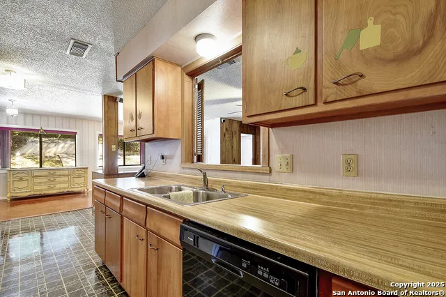323 Shin Oak Live Oak, TX 78233