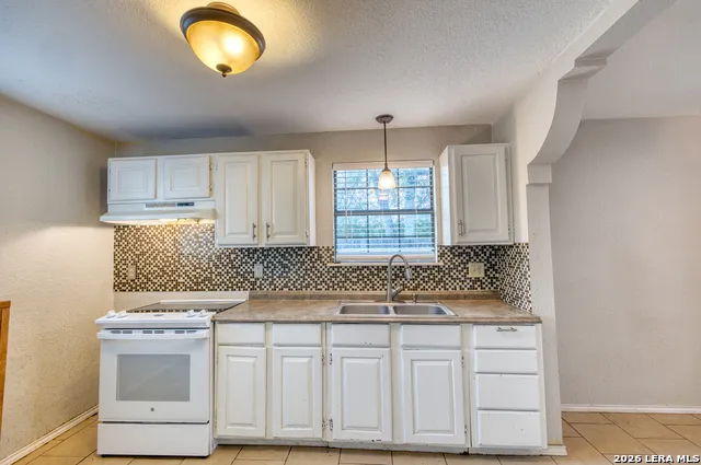 1231 HIGH ST Uvalde, TX 78801