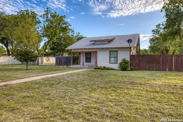 1231 HIGH ST Uvalde, TX 78801