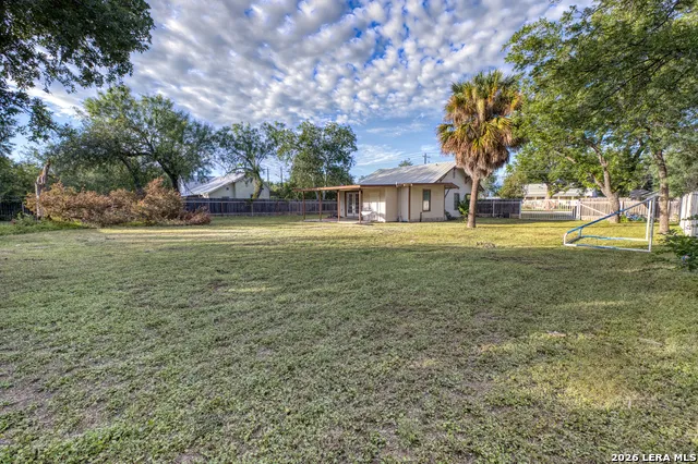 1231 HIGH ST Uvalde, TX 78801