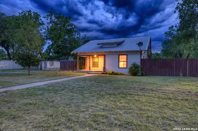 1231 HIGH ST Uvalde, TX 78801