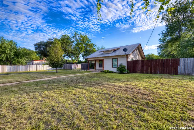 1231 HIGH ST Uvalde, TX 78801