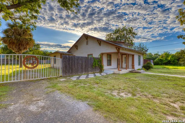 1231 HIGH ST Uvalde, TX 78801