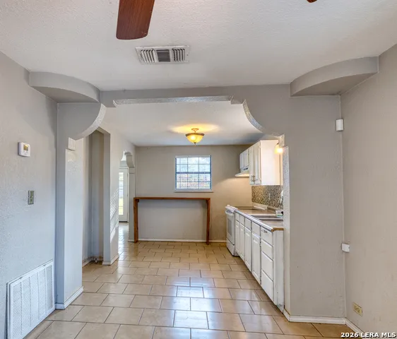 1231 HIGH ST Uvalde, TX 78801