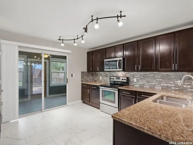 414 WALNUT CRST Selma, TX 78154
