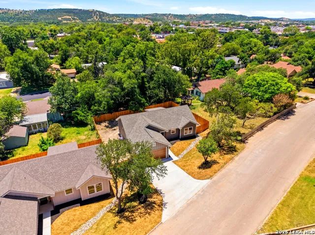 613 Elm St Kerrville, TX 78028