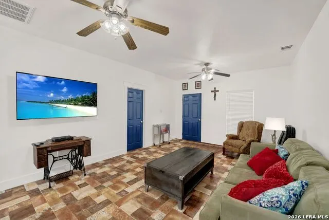 14805 LADD RD Atascosa, TX 78002