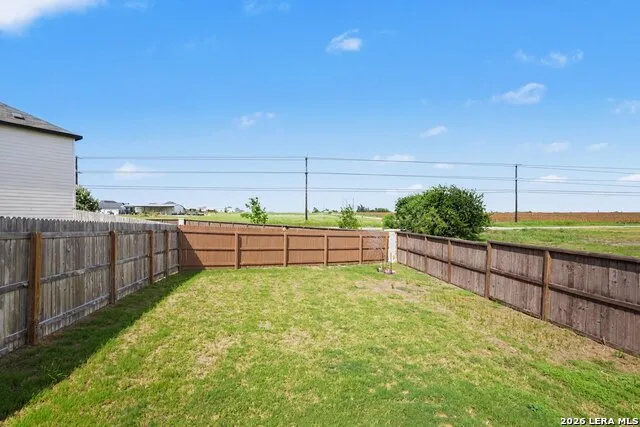105 Twin Swan Dr Marion, TX 78124