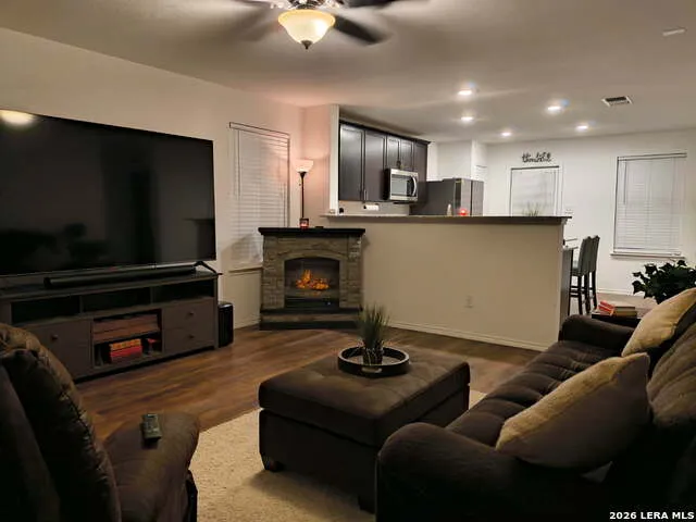 105 Twin Swan Dr Marion, TX 78124