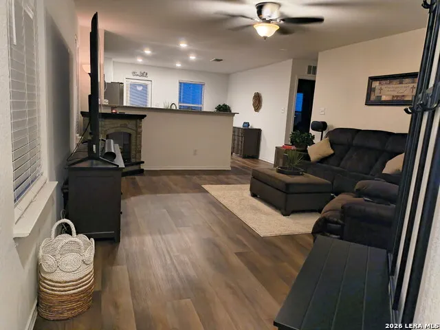 105 Twin Swan Dr Marion, TX 78124