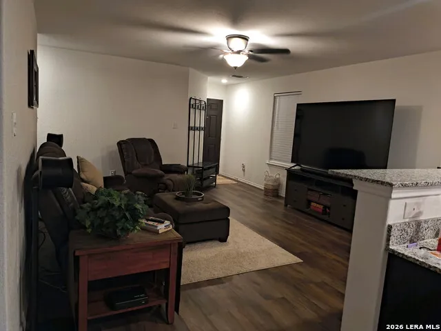 105 Twin Swan Dr Marion, TX 78124