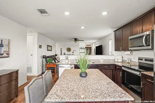 105 Twin Swan Dr Marion, TX 78124