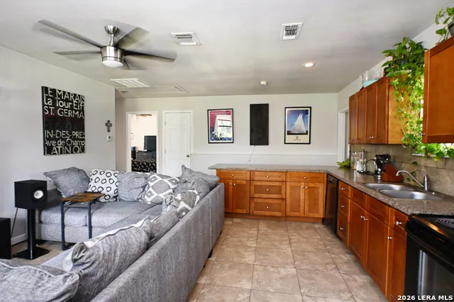 321 HIGH LOW DR New Braunfels, TX 78132
