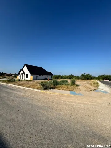 702 Encinal Eagle Pass, TX 78852