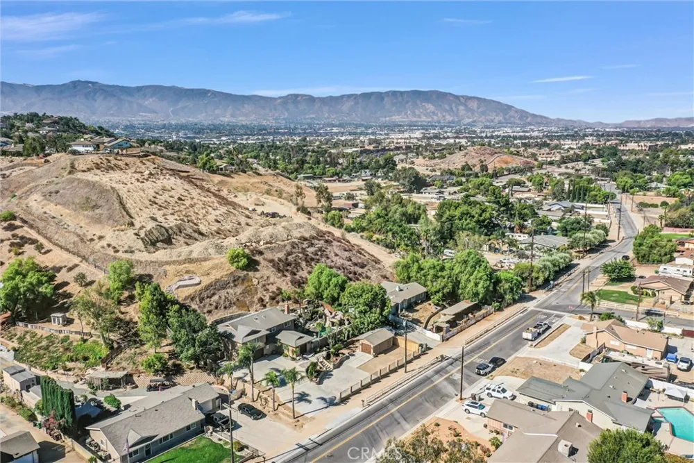1080 1st Norco, CA 92860