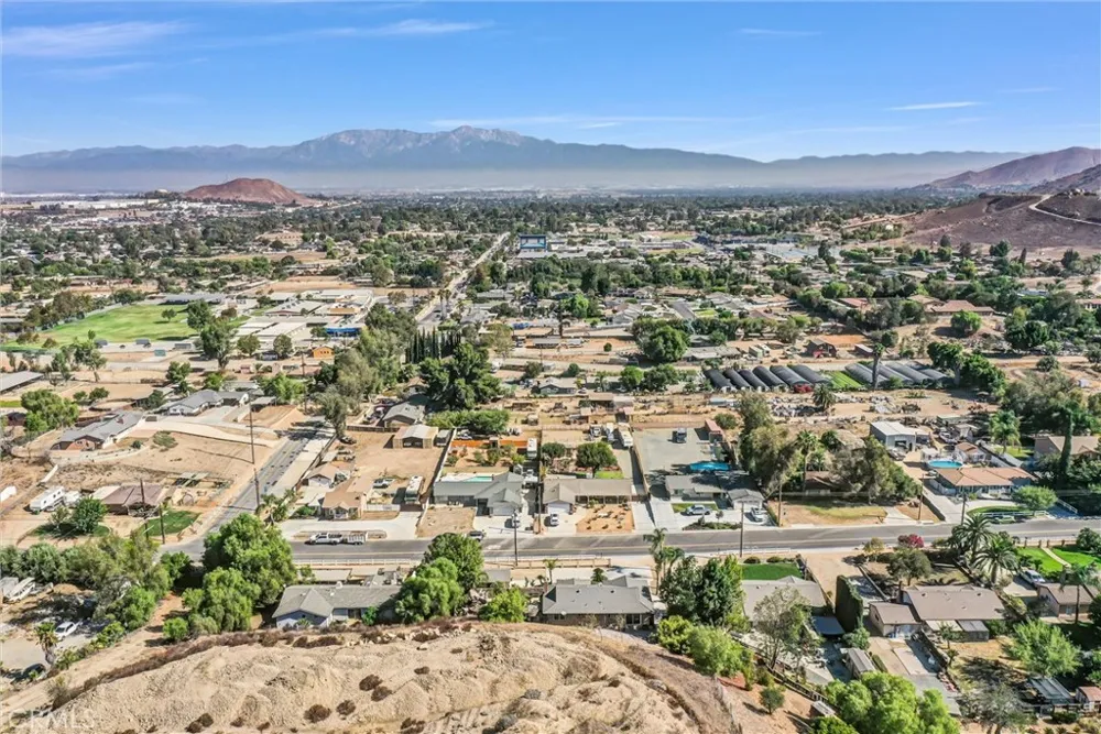 1080 1st Norco, CA 92860