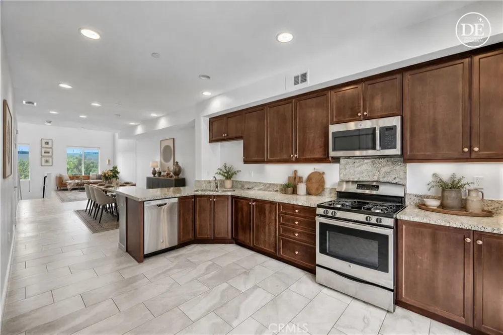 83 Waldorf Irvine, CA 92612
