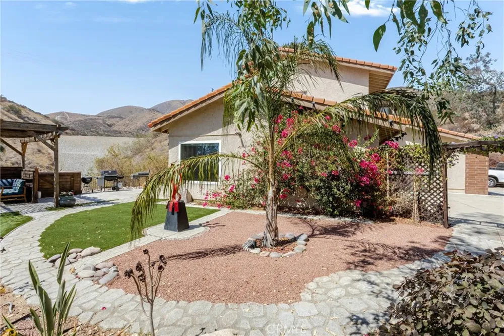 3094 Small Canyon Highland, CA 92346