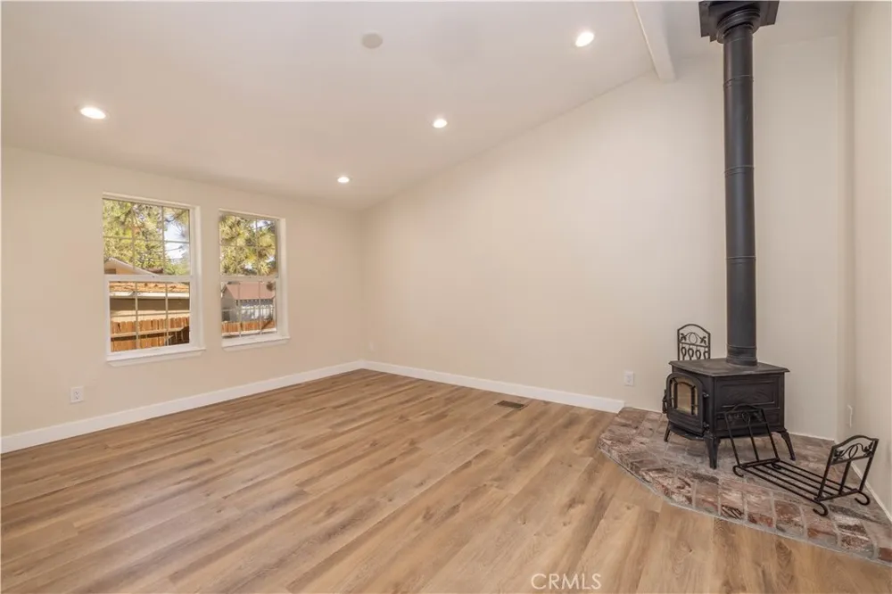 1106 Comanche Fawnskin, CA 92333