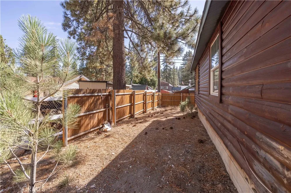 1106 Comanche Fawnskin, CA 92333