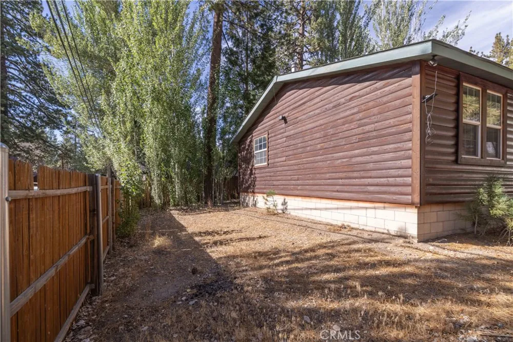 1106 Comanche Fawnskin, CA 92333