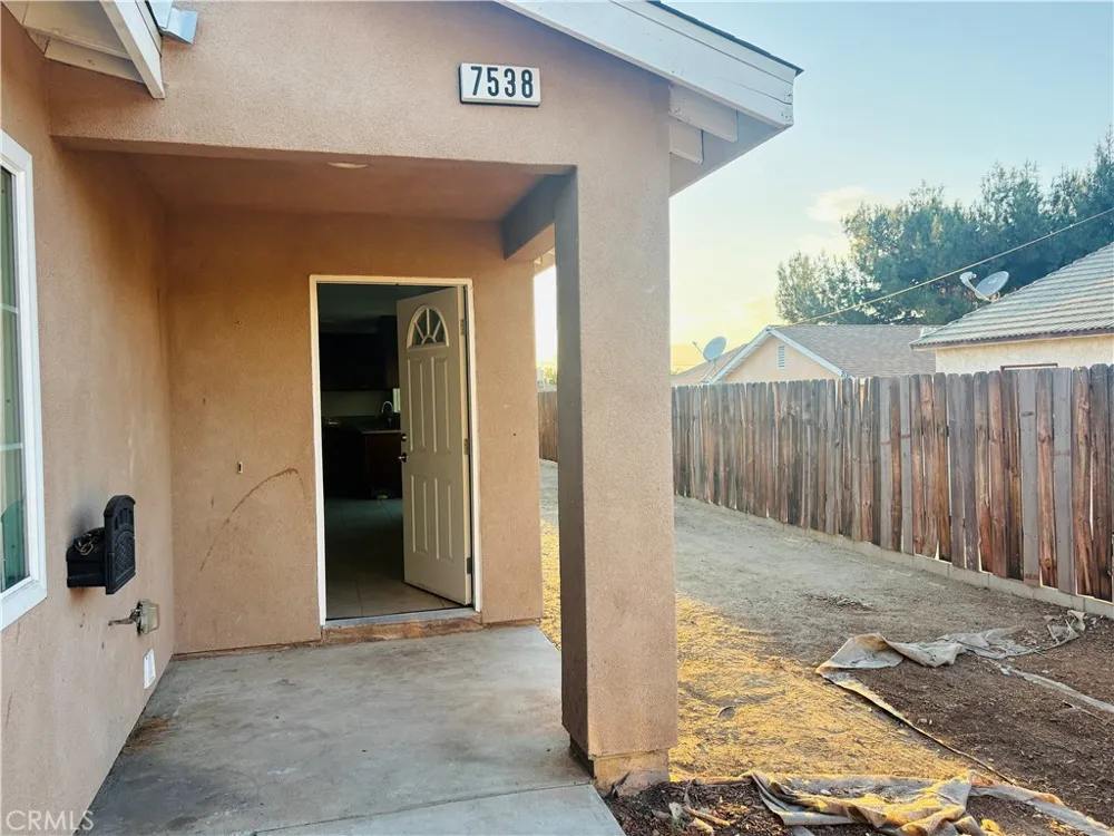 7538 Lynwood Highland, CA 92346