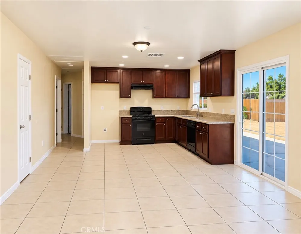 7538 Lynwood Highland, CA 92346