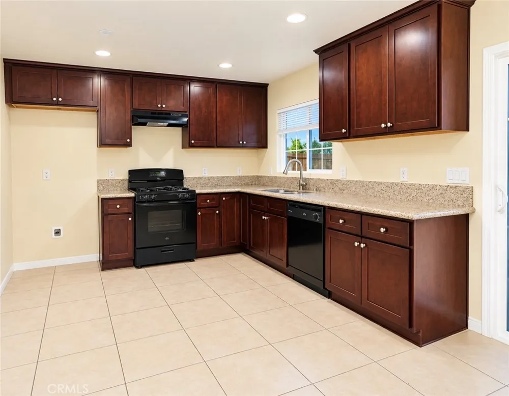 7538 Lynwood Highland, CA 92346