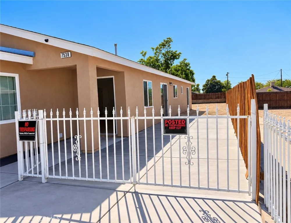 7538 Lynwood Highland, CA 92346
