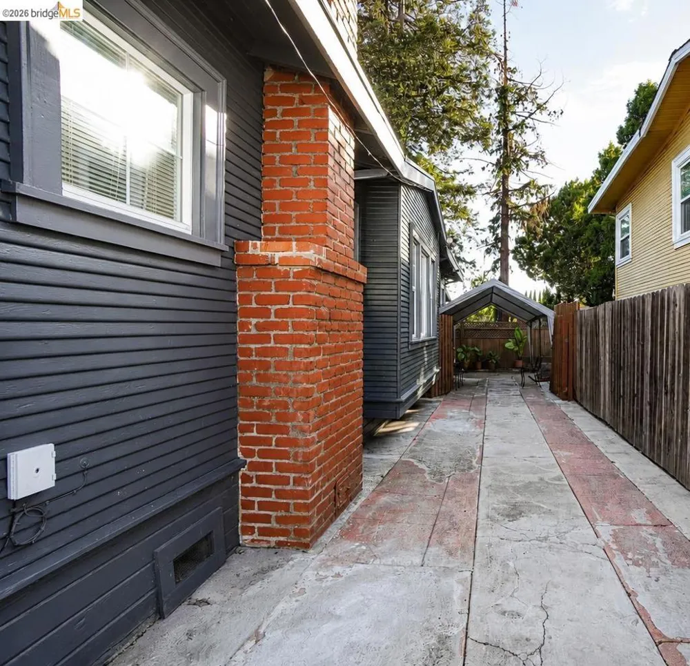 3221 Delaware St Oakland, CA 94602
