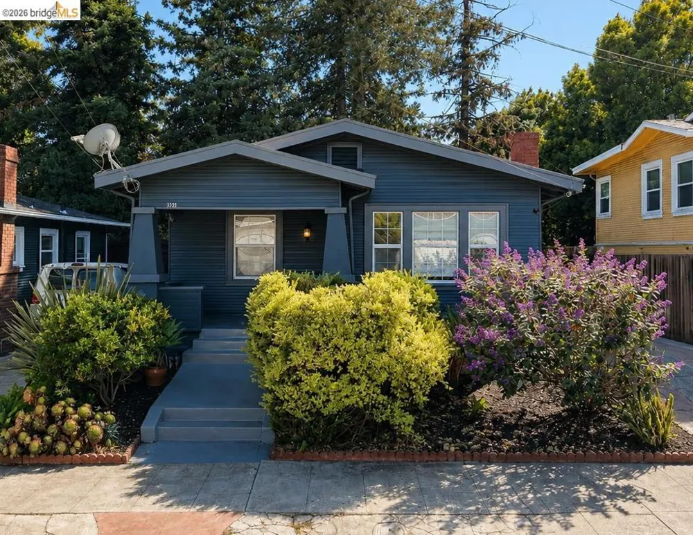 3221 Delaware St Oakland, CA 94602