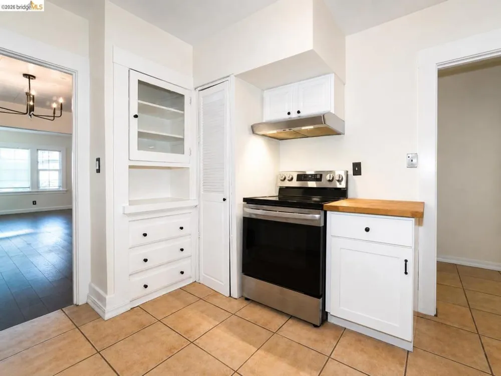 3221 Delaware St Oakland, CA 94602