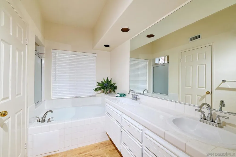 1077 Cordoba Vista, CA 92081