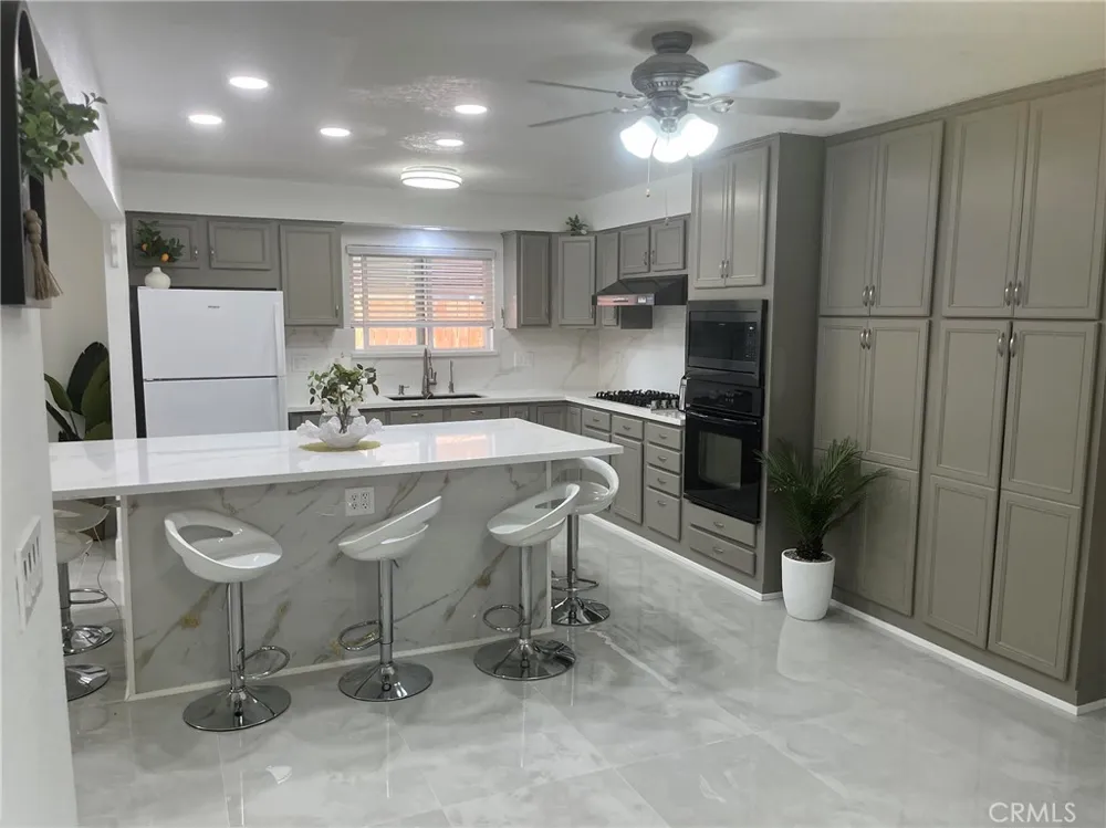 2734 Grove La Verne, CA 91750