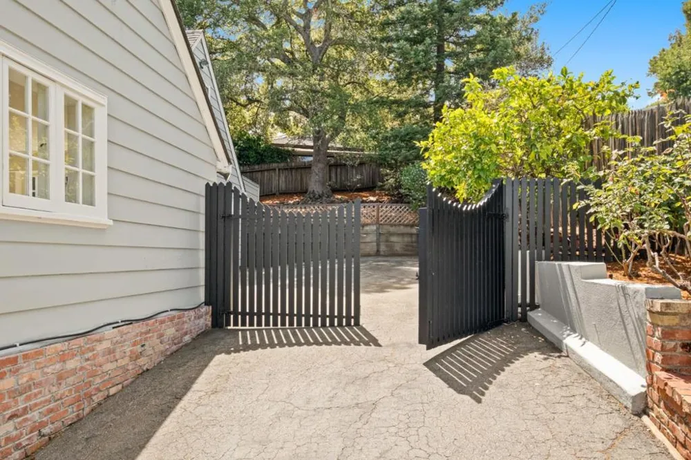 2835 Hillside Drive Burlingame, CA 94010