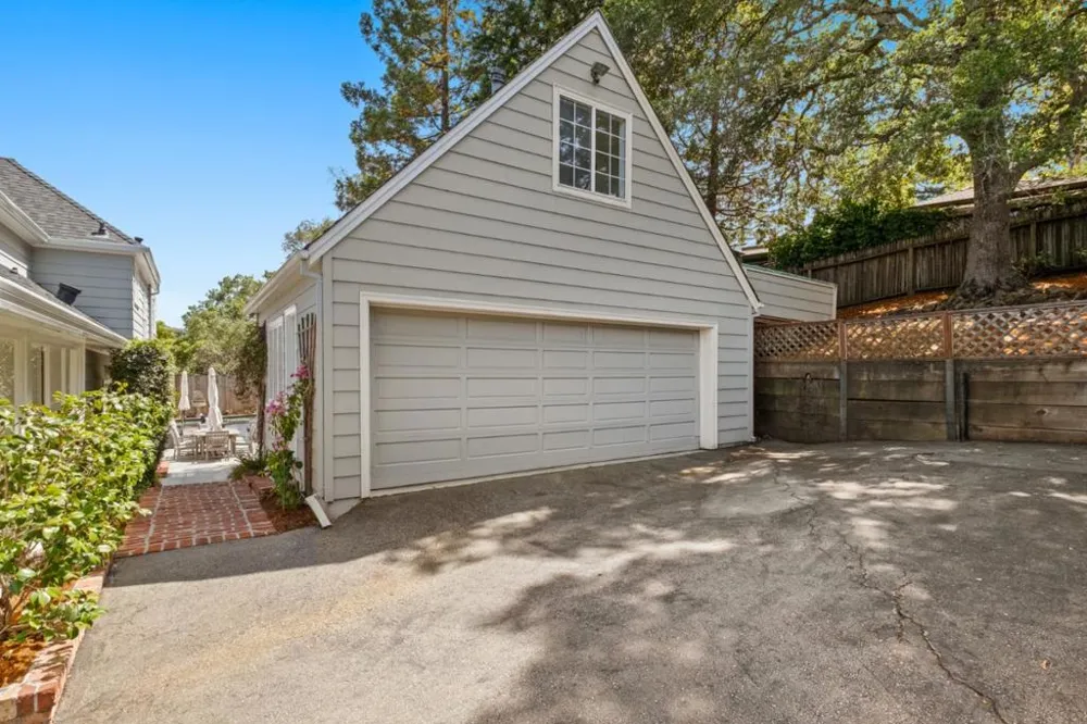 2835 Hillside Drive Burlingame, CA 94010