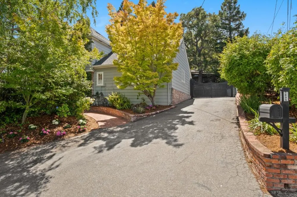 2835 Hillside Drive Burlingame, CA 94010