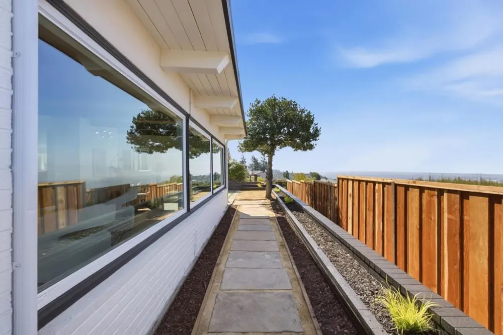 141 Rishell Drive Oakland, CA 94619