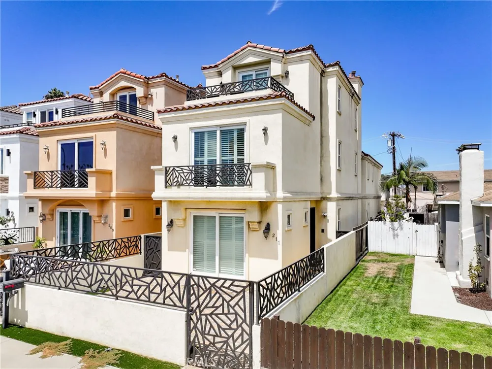 211 Chicago Ave Huntington Beach, CA 92648